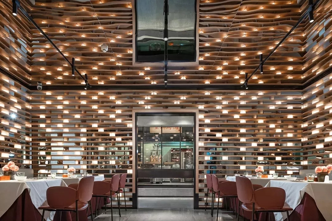 西贝大鸭梨烤鸭店以全新的餐饮空间设计，冲破品牌桎梏，重塑品牌形象